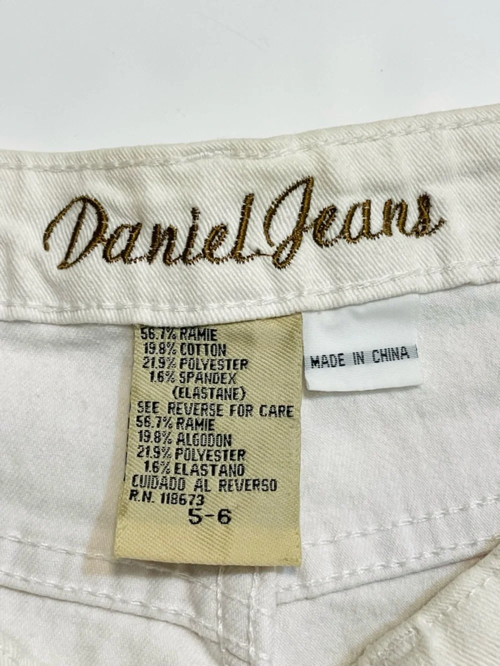 Vintage Y2K Daniel Embroidered Cropped Leg White Jeans Size 6